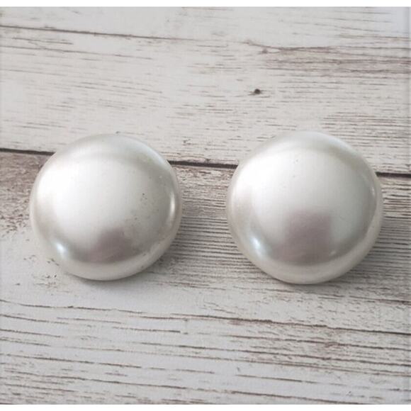 Vintage Clip On Earrings - Classic Cream Pearlescent Circular 1" - Picture 1 of 4